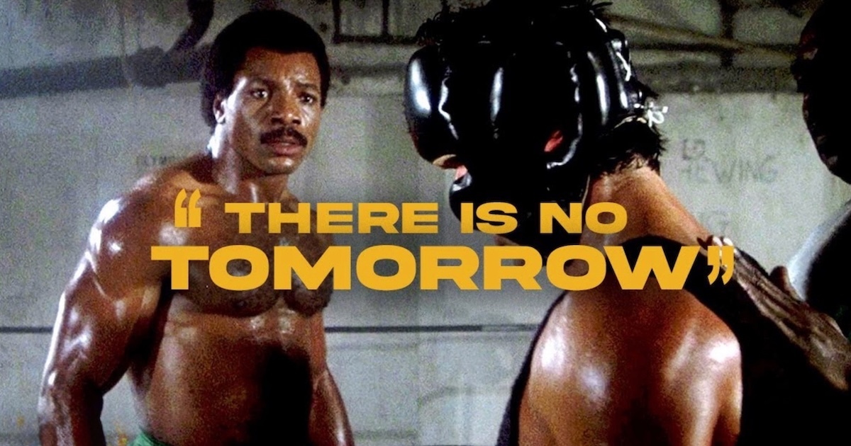 Kadr z filmu: trening bokserski i napis „There is no tomorrow”