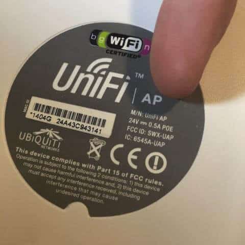 Etykieta access point’a Ubiquiti z oznaczonymi wymaganymi parametrami PoE, źródło: linuxjournal.com