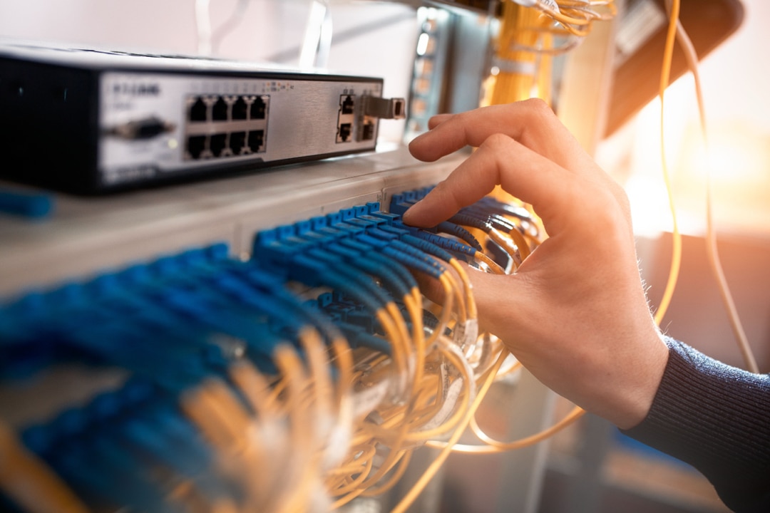 Jaki sprzęt kupić do fizycznego laba CCNA w 2024 roku? — oryginalna okładka