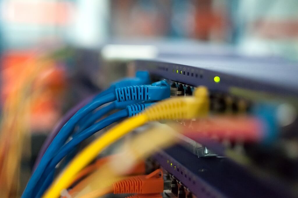 Oryginalna okładka artykułu SDN — kable Ethernet w przełącznikach