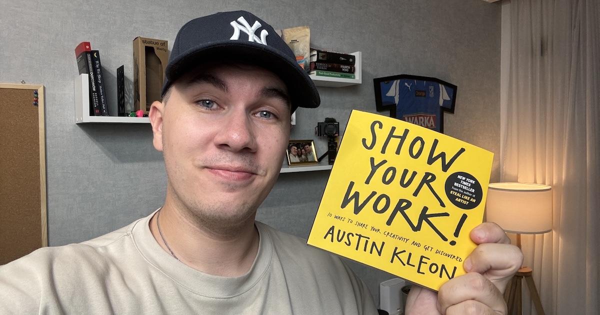 Damian z książką „Show Your Work!” Austina Kleona